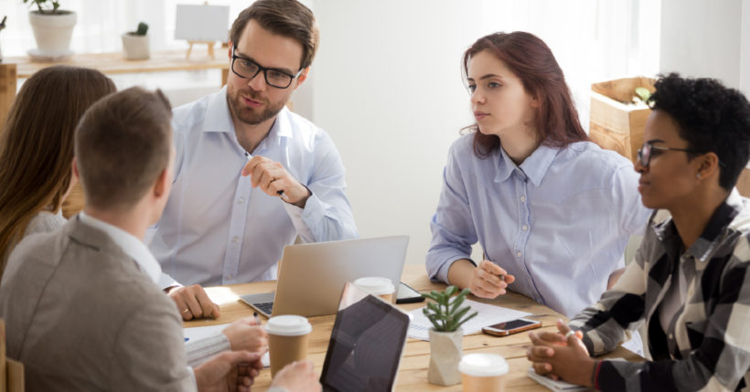 grupo de personas en una reunión laboral